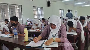 কুমিল্লায় কোভিড আক্রান্তের পরীক্ষা নেওয়া হচ্ছে বিশেষ ব্যবস্থায়