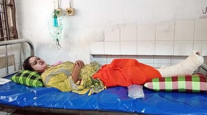 ‘চুলার ধোঁয়া নিয়ে বিবাদ’, গৃহবধূকে গরম পানিতে ঝলসে দেওয়ার অভিযোগ