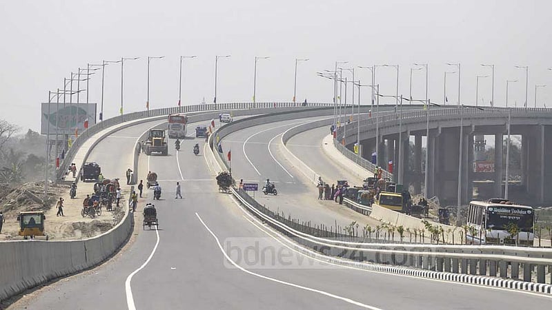 ঢাকা-মাওয়া এক্সপ্রেসওয়েতে তিন গাড়ির সংঘর্ষ, নিহত ১