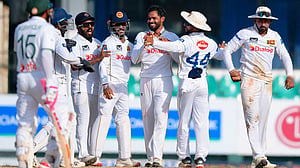 বাংলাদেশকে চোখ রাঙাচ্ছে ইনিংস পরাজয়