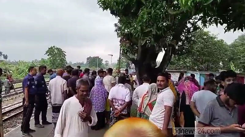 চিরিরবন্দরে ট্রেনে কাটা পড়ে দুজনের মৃত্যু: পুলিশ বলছে, ‘পা পিছলে’