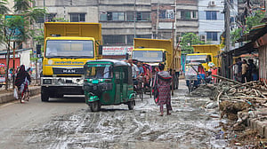 ‘রাতের মধ্যেই’ পুরো ঢাকা পরিষ্কারের ‘আশা’ স্থানীয় সরকার উপদেষ্টার