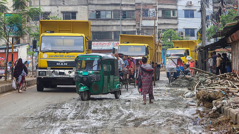 ‘রাতের মধ্যেই’ পুরো ঢাকা পরিষ্কারের ‘আশা’ স্থানীয় সরকার উপদেষ্টার