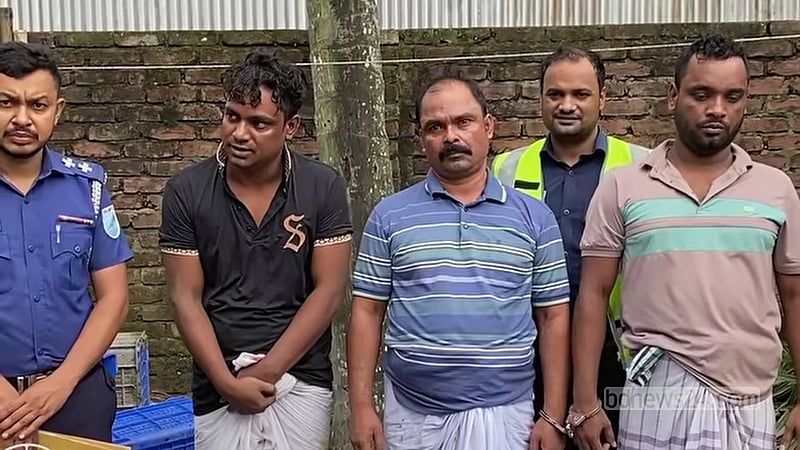 দোহারে যৌথ বাহিনীর অভিযান: মাদক ও দেশীয় অস্ত্রসহ আটক ৩