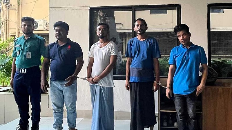 দুদক কর্মকর্তা পরিচয়ে প্রতারণা, গ্রেপ্তার ৪