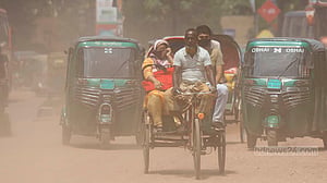 সড়কে ‘ধুলায় অন্ধকার’