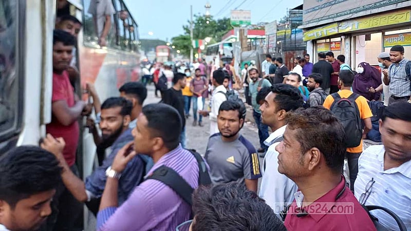 বাড়ির পথে ছুটছে মানুষ