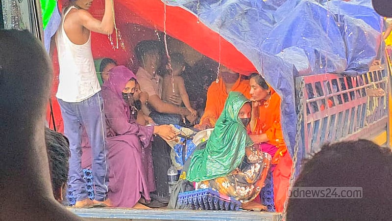 খোলা ট্রাক-পিকআপ ভ্যানে ঈদযাত্রা: রোদের পর বৃষ্টিতে ভিজে অস্বস্তি