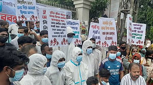স্বাস্থ্য অধিদপ্তরের সামনে ইআরপিপি কর্মীদের অবস্থান