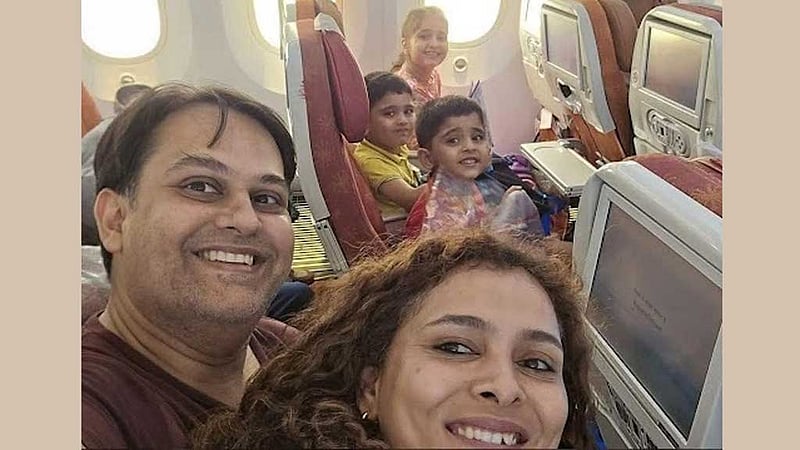 সেলফিতে এক পরিবার, উড়োজাহাজ দুর্ঘটনার পর হয়ে গেল স্মৃতি