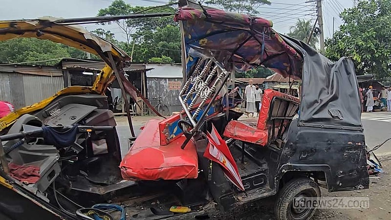ফরিদপুরে মাহিন্দ্রায় বাসের ধাক্কা, নিহত ৫