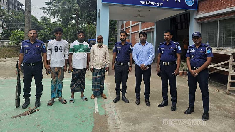 ফরিদপুরে আড়িয়াল খাঁ নদ থেকে ৬ ড্রেজার জব্দ, আটক ৩