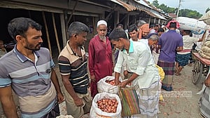 ব্যয়ের চেয়ে বাজারদর কম, পেঁয়াজ চাষিদের মুখ ভার