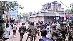 ছাদ থেকে লাফিয়ে শ্রমিকের মৃত্যু: গাজীপুরে শ্রমিক-পুলিশ ধাওয়া-পাল্টা ধাওয়া