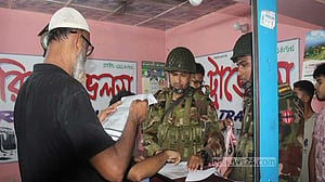 অতিরিক্ত ভাড়া, সেনা অভিযানে টাকা ফেরত পেলেন দেড় শতাধিক যাত্রী