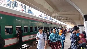 শেষ দিনে ‘পা ফেলার জায়গা নেই’ ট্রেনে