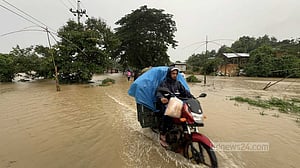বর্ষণে লংগদু বিচ্ছিন্ন, খাগড়াছড়িতে পাহাড় ধস, আশ্রয়কেন্দ্রে মানুষ