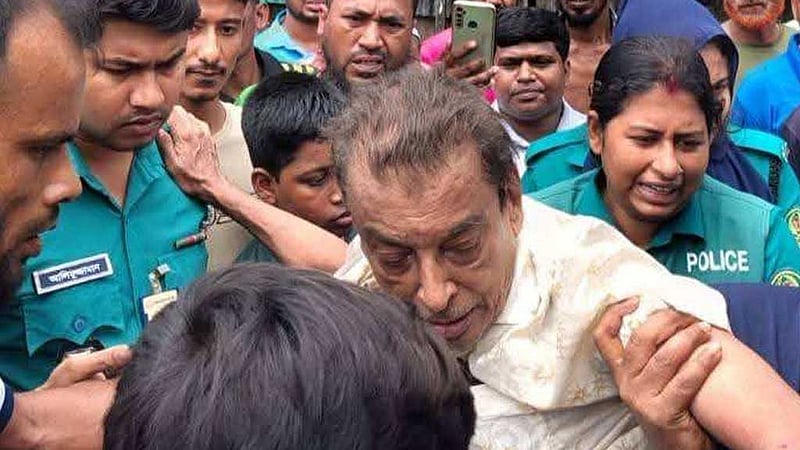 খুলনায় আওয়ামী লীগ নেতাকে বেধড়ক পিটিয়ে পুলিশে হস্তান্তর