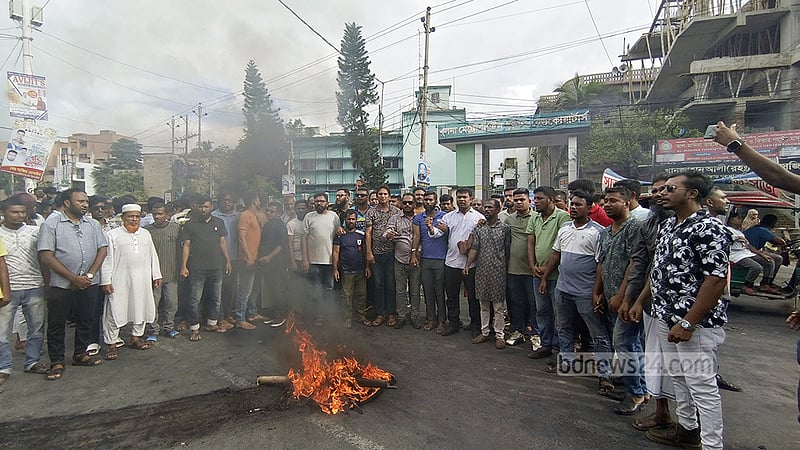 এবার খুলনা পুলিশ কমিশনারের অপসারণ দাবিতে বিক্ষোভ