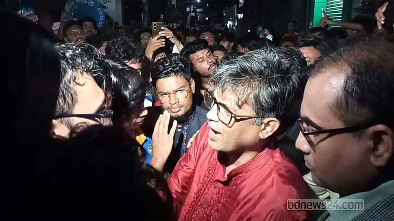 খুলনা প্রেস ক্লাবে বিক্ষোভের মুখে প্রেস সচিব, পুলিশ কমিশনারের অপসারণ দাবি