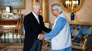 ‘কিংস চার্লস হারমনি অ্যাওয়ার্ড’ নিলেন ইউনূস