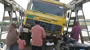 কুড়িগ্রামে সোনাহাট সেতুর পাটাতন ভেঙে যান চলাচল বন্ধ