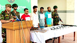 কুষ্টিয়ায় সেনা অভিযানে ৩ সহযোগীসহ ‘সন্ত্রাসী’ লিপটন গ্রেপ্তার