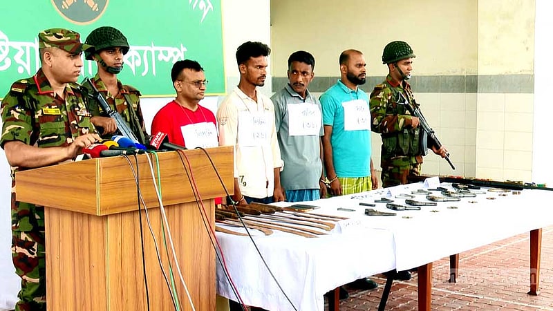 কুষ্টিয়ায় সেনা অভিযানে ৩ সহযোগীসহ ‘সন্ত্রাসী’ লিপটন গ্রেপ্তার