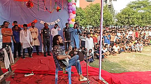 কেরাণীগঞ্জ কারাগারে বন্দিদের গান শোনালেন নোবেল