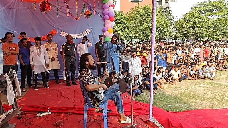 কেরাণীগঞ্জ কারাগারে বন্দিদের গান শোনালেন নোবেল