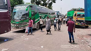 ঈদযাত্রায় পুরনো রূপে পাটুরিয়া: ফেরিঘাটে গাড়ির জট, যাত্রীর অপেক্ষা