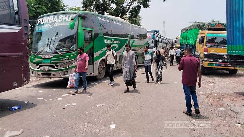 ঈদযাত্রায় পুরনো রূপে পাটুরিয়া: ফেরিঘাটে গাড়ির জট, যাত্রীর অপেক্ষা
