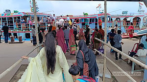 পাটুরিয়া ঘাটে ঘরমুখো মানুষের ভিড়, অতিরিক্ত যাত্রী নিয়ে ছাড়ছে লঞ্চ