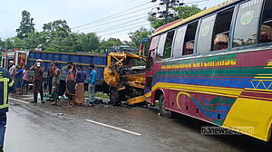 মানিকগঞ্জে বাসের সঙ্গে সংঘর্ষে ট্রাক চালক নিহত