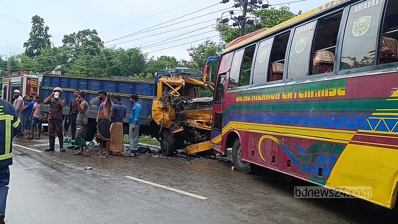 মানিকগঞ্জে বাসের সঙ্গে সংঘর্ষে ট্রাক চালক নিহত