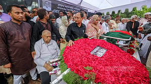 শহীদ মিনারে মোস্তফা মোহসীন মন্টুকে শেষ বিদায়
