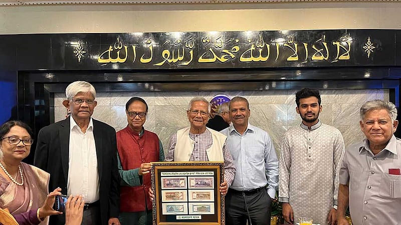 প্রধান উপদেষ্টার কাছে নতুন নোটের ছবি হস্তান্তর