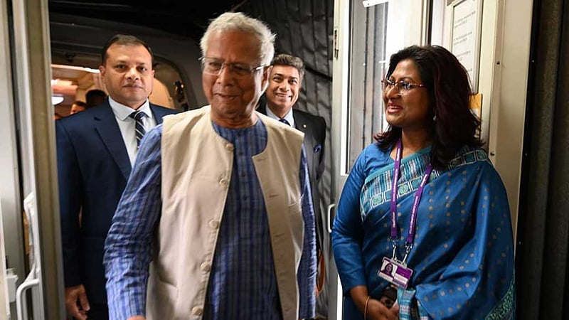 লন্ডন থেকে ঢাকার পথে ইউনূস