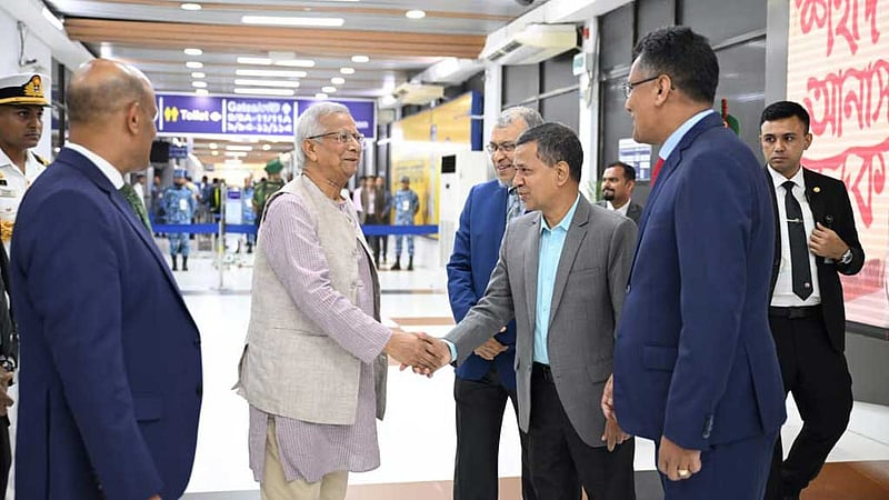 দেশে ফিরেছেন প্রধান উপদেষ্টা