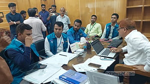 ‘সেবা পেতে ভোগান্তি’, ময়মনসিংহ নির্বাচন কার্যালয়ে দুদকের অভিযান