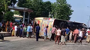 ময়মনসিংহে বাস নিয়ন্ত্রণ হারিয়ে হেলপার নিহত, আহত ১৯