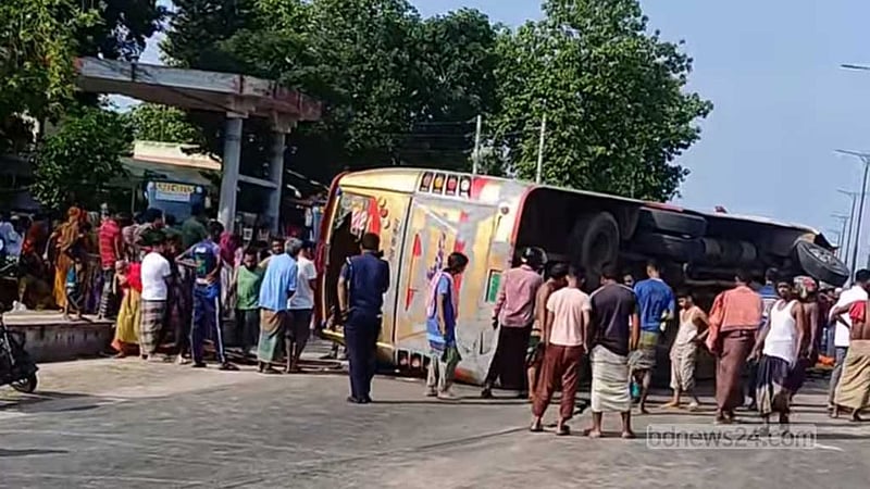 ময়মনসিংহে বাস নিয়ন্ত্রণ হারিয়ে হেলপার নিহত, আহত ১৯