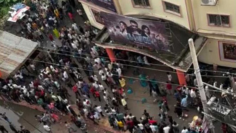 ‘তাণ্ডব’ চলাকালে কারিগরি ত্রুটি, ছায়াবাণী হলে ভাঙচুর-লুট
