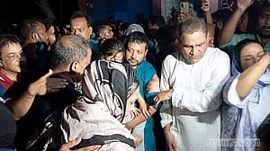 প্যারোলে মুক্তি পেয়ে মাকে শেষ বিদায় দিলেন সাংবাদিক ফারজানা রূপা