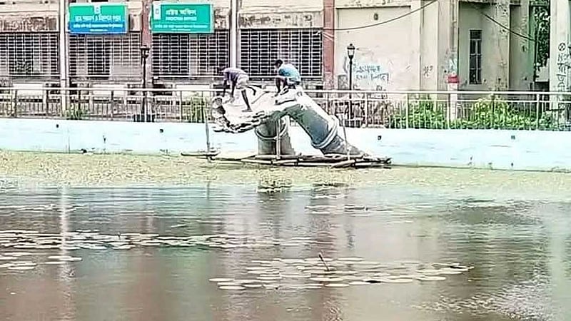 ভেঙে ফেলা হয়েছে ‘অঞ্জলি লহ মোর’ ভাস্কর্য