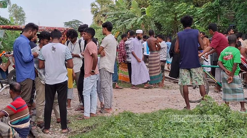 নরসিংদীতে ট্রেনে কাটা পড়ে বাইক আরোহী দম্পতির মৃত্যু
