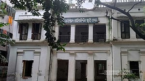 ঈদের ছুটিতে পুরান ঢাকায় ‘ঐতিহ্যবিনাশ’, রক্ষা করবে কে?