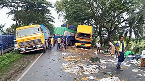 নাটোরে চার ট্রাকের সংঘর্ষে ৪ ঘণ্টার যানজট