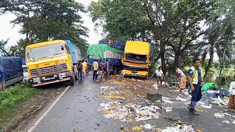 নাটোরে চার ট্রাকের সংঘর্ষে ৪ ঘণ্টার যানজট