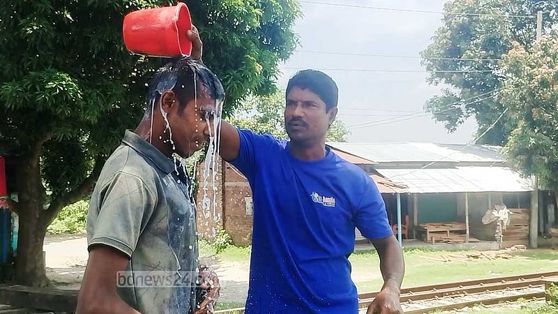 ভালোবেসে বিয়ে, স্ত্রী তালাক দেওয়ায় দুধ দিয়ে গোসল
